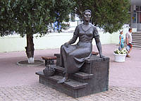 Памятник Нонны Мордюковой в центре города.